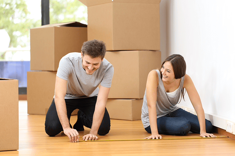 couple measuring floor